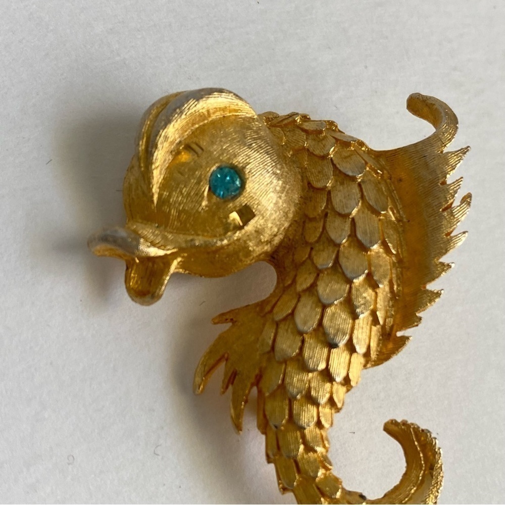 Vintage 50s Fish Brooch Mythological Sea Creature Seahorse Dolphin Gold Pin - Picture 4 of 8